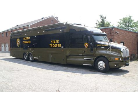 Two Door Jeep Wrangler, Old Police Cars, Police Truck, Truck Caps, Armored Truck, Tactical Gear Loadout, Police Vehicles, State Trooper, Uh Oh