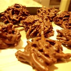 chocolate chow mein clusters!  interesting combination = great taste. Spider Food, Chocolate Spiders, Almond Clusters, Cooking Chocolate, Easy No Bake Desserts, Mother Of God, Chow Mein, Chocolate Cups, Toasted Coconut