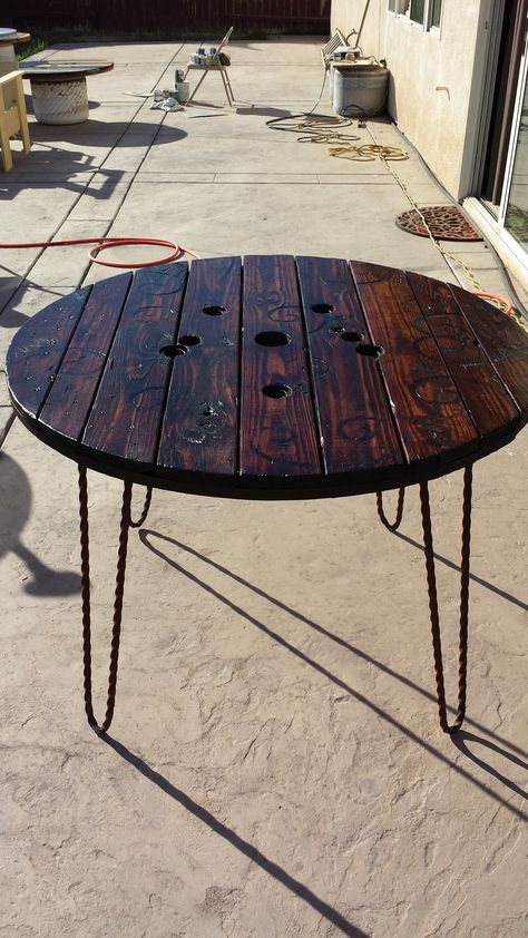 Rustic table made from cable spool. #spooltop #repurposed Recycled Furniture Design, Spool Diy, Wood Spool Tables, Cafe Plants, Cable Spool Tables, Wire Spools, Cable Spools, Spool Ideas, Spool Table