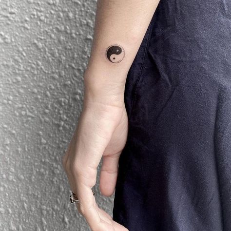 Yin Yen Tattoo, Yin Yang Tattoo On Wrist, Ying Yang Tattoo Meaning, Ying Yang Art Tattoo, Yang Yin Tattoo, Ting Yang Tattoo Ideas, In And Yang Tattoo, Tiny Yin Yang Tattoo, Ying Yang Tattoo Women