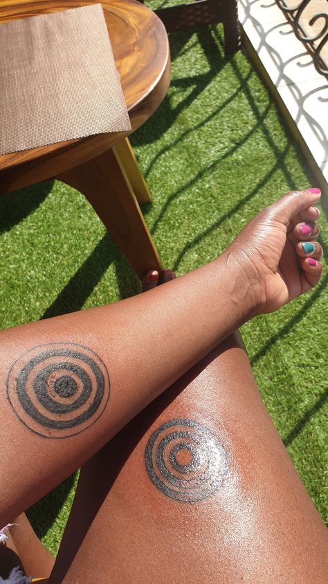 The adinkrahene symbol of West Africa. It stands for leadership and charisma and is the greatest of all symbols. Ananse Ntontan Tattoo, Adinkrahene Tattoo, Tattoo Collage, Aa Tattoos, Dark Skin Tattoo, Tattoos Inspo, Skin Tattoo, Tattoo Board, Piercing Inspo