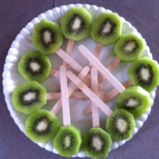 Kiwi Crafts For Preschoolers, Fun Fruit Ideas, Greenery Baby Shower Ideas, Kiwi Cake, Food For Children, Fruit Crafts, Fruit Decoration, Fruit Ideas, Fun Fruit