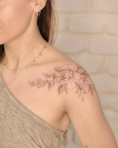 Dainty Floral Shoulder Tattoo, Shoulder Cap Tattoo Floral, Flower Shoulder Tattoos For Women Unique, Shoulder Fine Line Tattoo, Feminine Collar Bone Tattoos, Feminine Tattoo Shoulder, Shoulder Collar Bone Tattoo For Women, Front Shoulder Tattoo, Shoulder Flower Tattoo