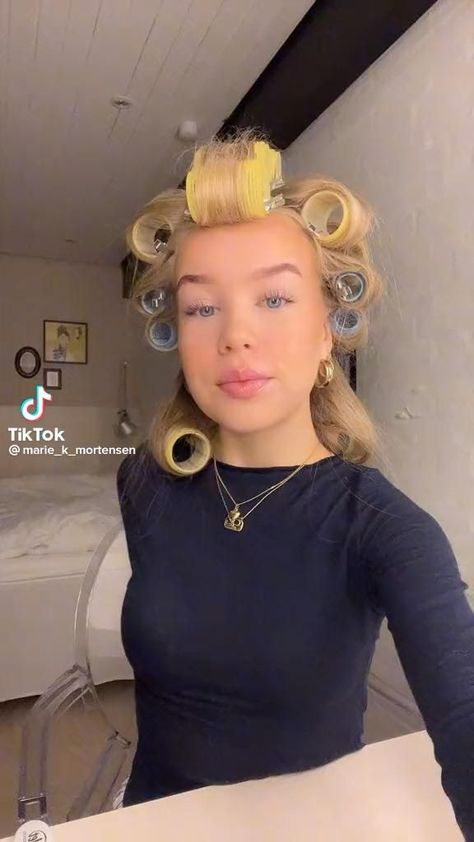 How To Style Hair With Curlers, Best Colors To Wear With Red Hair, Hair Rollers Results, Hair Rolls Curls, Overnight Rollers Curls, Hair Tourtials, Barbie Hair Inspiration, Cute Hairstyles Blonde, Hot Roller Hairstyles