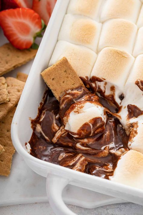 S’mores Dip is always a party favorite! Dig into this combo of melty chocolate and gooey, toasted marshmallows with graham crackers, fruit, or your favorite cookies. Toffee Apple Dip, Cherry Turnovers, Smores Dip, Sweet Sauces, Due South, Homemade Graham Crackers, Sweet Dips, Dessert Dips, Vanilla Wafers