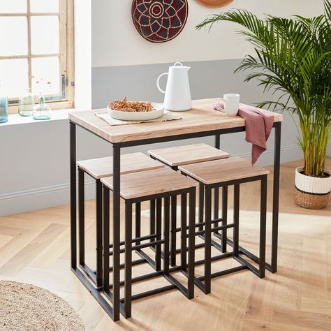 Optez pour le style Loft avec cette table haute et ses 4 tabourets au charme industriel. On aime son alliance de matières, un mélange équilibré entre le décor bois et le métal. Avec ses lignes épurées, il trouvera facilement sa place chez vous. Ce set en acier est très pratique car il est encastrable. Une fois le repas terminé, faites de la place en glissant les tabourets sous la table, gain de place assuré ! Loft Furniture, Open Plan Kitchen Living Room, Industrial Bar, Table Haute, Set Table, Bar Styling, Style Loft, Mini Table, Table Bar