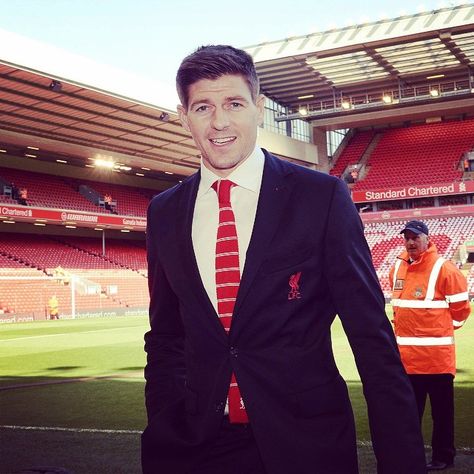 @stevengerrard arrives at the stadium ahead of his final Anfield appearance. #LFC #ThanksStevie Liverpool Captain, Stevie G, Liverpool Legends, Liverpool Team, Captain Fantastic, France Football, Steven Gerrard, Liverpool Football Club, Liverpool Football