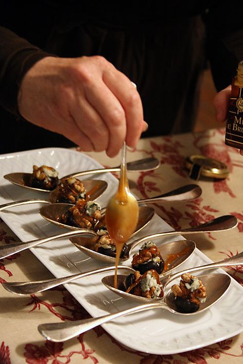 Amuse-bouche - little bites that delight before the meal. Grapes, blue cheese and walnuts drizzled with honey! Roasted Walnuts, Catering Ideas, Tasting Party, Snacks Für Party, Blue Cheese, Food Presentation, Appetizers For Party, Finger Food, Appetizer Snacks