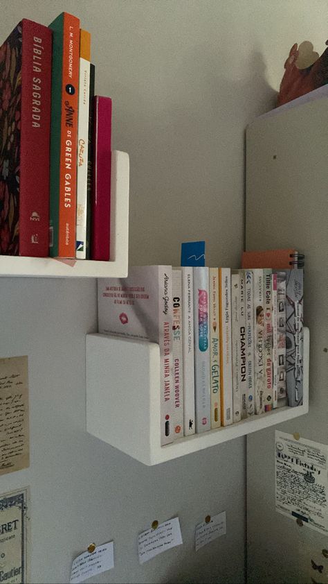 Book Shelf Small Bedroom, Floating Shelves Bedroom Above Desk, Small Shelf For Books, Mini Book Shelf Aesthetic, Aesthetic Book Shelf Small, Book Orginazation Ideas, Book Shelf Room Ideas, Small Bookshelf On Wall, Bookshelf Corner Bedroom