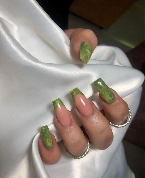 Holiday Nails 2022, Artist Nails, Classic Nail Polish, April Nails, Green Nail Art, Fall Nail Trends, Green Nail Designs, October Nails, Green Nail Polish