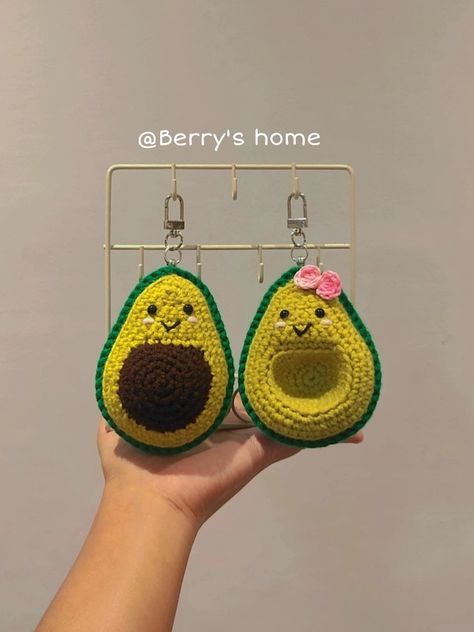 Woolen Keychain Tutorial, Couple Keychain Crochet Ideas, Couple Crochet Ideas, Couple Crochet Keychain, Matching Crochet Keychains, Crochet Couples Gift, Perfect Granny Square, Couple Crochet, Avocado Couple