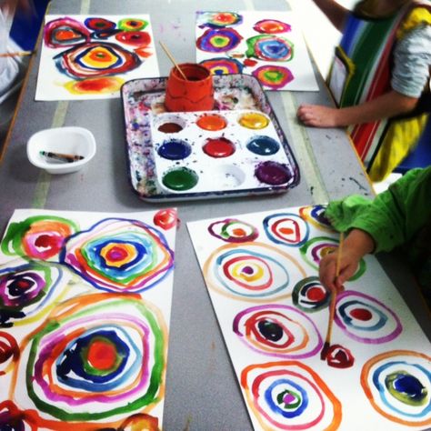 photo[7] Kandinsky For Kids, Kandinsky Circles, Colorful Art Projects, Steam Art, First Grade Art, Kindergarten Projects, Montessori Art, Kandinsky Art, Preschool Projects