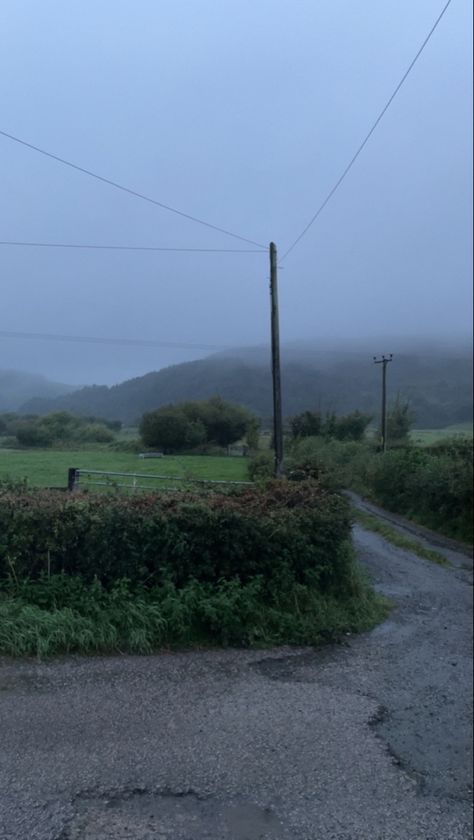 #twilight #countryside #foggy Foggy England, Foggy Countryside, Foggy Village, England Aesthetic, England Countryside, Foggy Morning, New England, Maine, England