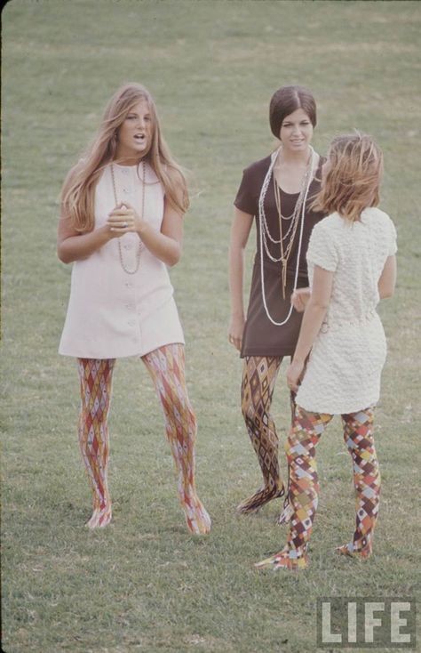 25 Groovy Trends Spotted From Woodstock Festival Street Style Moda Z Lat 70., 70s Mode, 1969 Fashion, High School Fashion, Classy People, Moda Hippie, Woodstock Festival, Chica Cool, Estilo Hippie