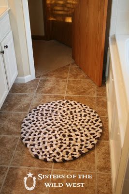 Holy Freakin' COW! Creating a rug with old towels! OMG I need to learn how to sew! This is great! Braided Rug Tutorial, Recycled Towels, Fur Crochet, Diy Rugs, Koti Diy, Tutorial Painting, Braided Rug Diy, Rug Tutorial, Diy Towels