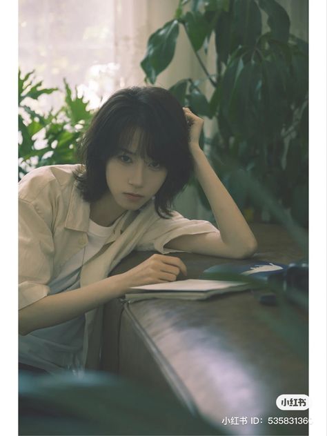 Hand In Hair Pose Reference, Hair Pose Reference, Androgynous Model, Chinese Tiktok, Boyish Girl, Still Life Pictures, Androgynous Models, Human Reference, Face Reference