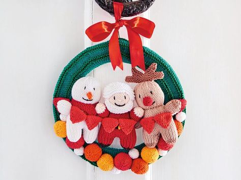 Simply Knitting Magazine, Christmas Toy Knitting Patterns, Christmas Knitting Patterns Free, Simply Knitting, Fabric Wreath, Christmas Decorations Wreaths, Friends Christmas, Christmas Wreaths To Make, Christmas Knitting Patterns