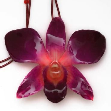 Necklaces made using real flowers Dendrobium Orchid, Orchid Necklace, Funky Necklace, Dendrobium Orchids, Jewerly Beads, Real Flower Jewelry, Funky Earrings, Flower Hair Pin, Suede Cord