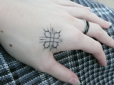 The Hunter Tattoo found in the anime/manga "Vampire Knight". It has multiple purposes. The tattoo is of the Hunter symbol, which bears similarity to the Cross Academy logo. It can be used to slow the awakening of a human into a vampire, as Kaien Cross advised Zero Kiryu. This tattoo can be seen on Zero's neck throughout the series. Vampire Knight Tattoo Ideas, Zero Kiryu Tattoo, Vampire Hunter D Tattoo, Vampire Knight Symbol, Vampire Symbol Tattoo, Hunter Symbol Tattoo, Vampire Knight Tattoo, Vampire Academy Tattoo, Monster Hunter Tattoo Ideas