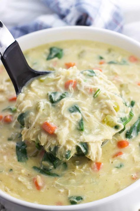 Creamy chicken and rice soup is a hearty soup recipe that uses brown rice and fresh spinach for a boost of nutrition. This healthier soup recipe (no cream!) has a wonderful spice to it and is so easy to make. Chicken Rice Spinach Soup, Soup Recipes Mexican, Spinach Chicken Soup, Cream Of Chicken Rice, Creamy Chicken And Rice Soup, Creamy Spinach Chicken, Soup With Spinach, Meal Prep Chicken, Healthy Meal Options