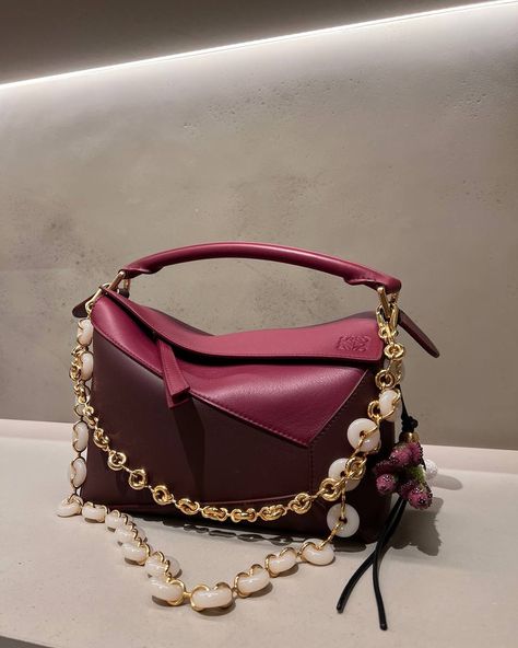 A true statement piece - two-tone Loewe Puzzle bag. #loewe #loewepuzzle #loewepuzzlebag #luxuryfashion #designerhandbag #luxuryaccessories #twotonebag #fashionstatement #chicstyle #modernelegance #ootd #luxurybags #iconicdesign Loewe Puzzle Bag, Loewe Puzzle, Puzzle Bag, Loewe Bag, Bag Charms, Luxury Accessories, Designer Handbags, Fashion Statement, Icon Design