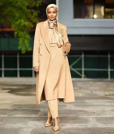 Conservative Chic! IMG Model @halima for #Maxmara #StyleRave Be sure to follow @StyleRave_ and turn on your Notification. Visit StyleRave.com for the latest in fashion beauty lifestyle and culture. Disclaimer: Photo(s) remains intellectual property of the tagged/original owners. Style Rave stamp is a nod that the looks are SR curated & certified Halima Aden, Muslimah Outfit, Modern Hijab Fashion, Fashion Network, Miss Usa, Arab Fashion, Modest Wear, Hijabi Fashion, Islamic Fashion