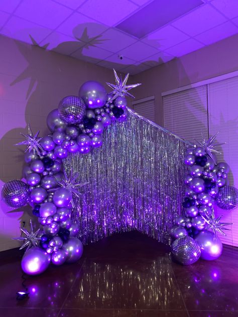 Disco Ball Ballon Arch, Euphoria Balloon Arch, Disco Balloons Decoration, Purple And Silver Disco Party, Disco Ball Balloon Arch, Disco Arch, Balloon Arch Disco, Purple Disco Party, Disco Balloon Arch