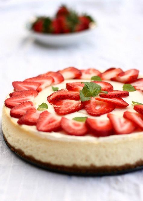 Birthday Cheesecake, Cheesecake Strawberry, Plain Cheesecake, Cheescake Recipe, Banana Cream Cheesecake, Strawberry Cheesecake Recipe, Easy Cake Decorating, Cuisine Recipes, Banana Cream