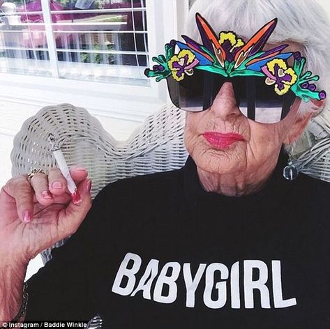 Meet Baddie Winkle - the great-grandmother who refuses to grow up #dailymail Baddie Winkle, Tom Bilyeu, Grandma Fashion, Instagram Baddie, Advanced Style, Young At Heart, Gwen Stefani, Old People, Mirrored Sunglasses Women