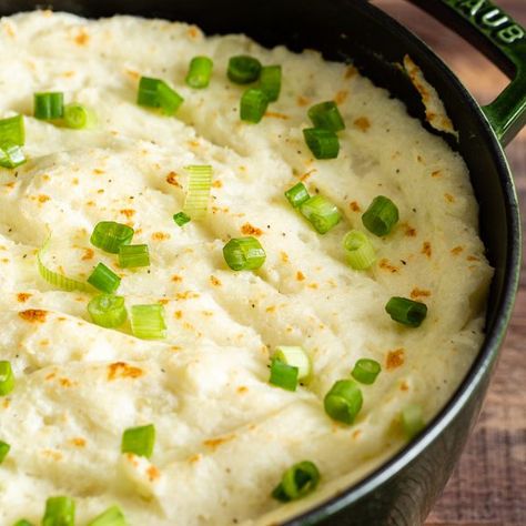 pot. Dutch Oven Shepherds Pie, Beef Dutch Oven Recipes, Shepards Pie Easy, Oven Casserole Recipes, Oven Ideas, Le Creuset Recipes, Cottage Pie Recipe, Easy Casserole Dishes, Canning Sweet Corn