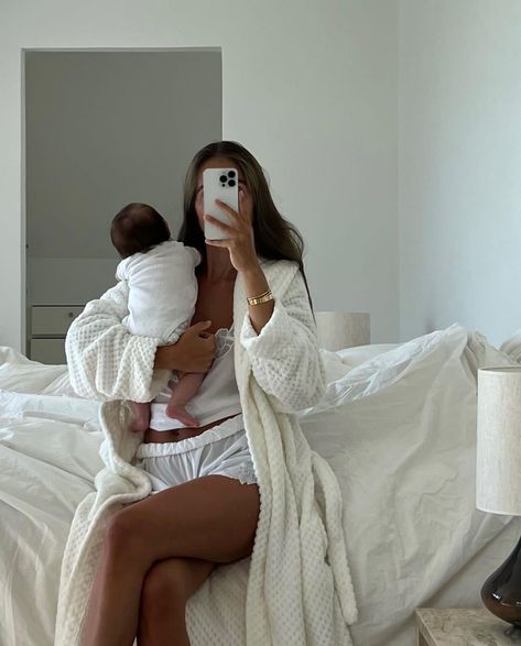 New Mum Aesthetic, Stay At Home Mom Pictures, Instagram Mom Aesthetic, Faceless Mom And Baby Aesthetic, Mommy Life Pictures, Being A Mom Aesthetic, Working Mom Aesthetic, Mom Aesthetic Life, New Mom Aesthetic