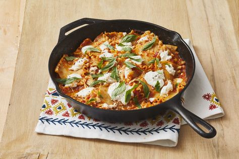 Skillet Lasagna Pioneer Woman, Lasagna Skillet, Food Dinner Recipes, Skillet Lasagna Recipe, Skillet Lasagna, Iron Skillet Recipes, Skillet Cooking, Cast Iron Skillet Recipes, Comfort Food Recipes Dinners