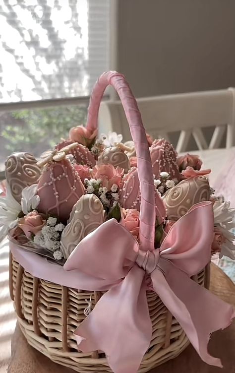 Chocolate Covered Strawberries Arrangement, Dessert Basket Gift Ideas, Basket Bouquet Flower, Dessert Gift Basket, Dessert Basket, Olive Gifts, Strawberry Cake Pops, Chocolate Melts, Food Bouquet