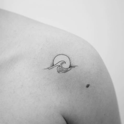 Tattoo Ideas Wave And Sun, Wave Tattoo On Shoulder, Sun Wave Mountain Tree Tattoo, Sunrise Over Ocean Tattoo, Beach Waves Tattoo Ideas, Shoulder Wave Tattoo, Ocean Eyes Tattoo, Sea Sun Tattoo, Beach Sunrise Tattoo