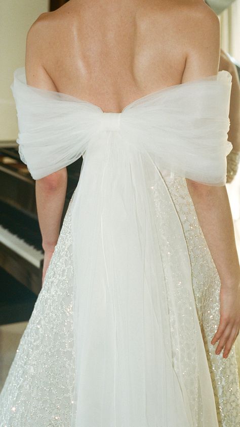 Modern Bridal Outfit, Outfit Casual Verano, Verano Aesthetic, Outfit Vestido, Chic Wedding Gown, Bridal Runway, Contemporary Wedding Dress, Bridal Trends, Bridal Styling