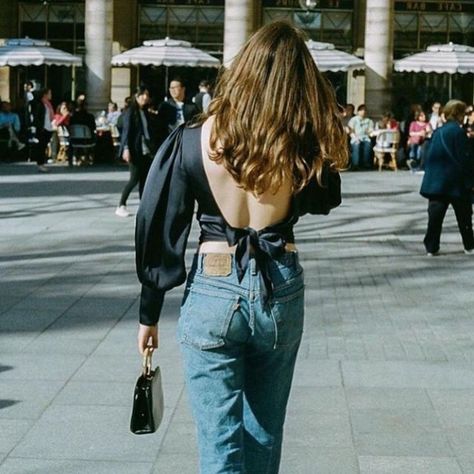 ParisianVibe on Instagram: "How to style a pair of blue jeans with different tops" Orseund Iris, Style Parisienne, French Lifestyle, Parisian Vibes, Black Grunge, Minimal Fashion, Parisian Style, Minimalist Fashion, All Black