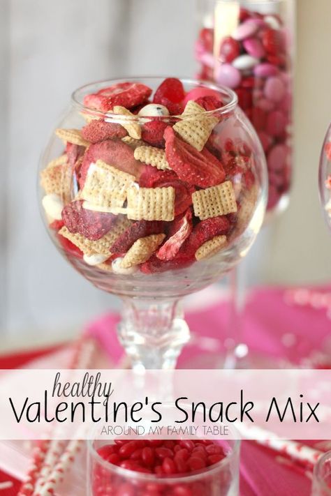 Skip the high calorie Valentine treats and sub in this delicious and Healthy Valentine's Snack Mix to make everyone happy. Healthy Valentines Day Snacks, Healthy Valentines Treats For Kids, Healthy Valentines Treats For School, Valentines Healthy Snacks, Keto Valentines, Valentines Recipes Desserts, Healthy Valentines, Valentines Snacks, Low Carb Cheesecake