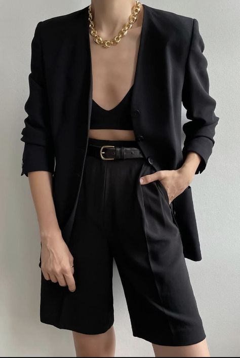 Black Minimalist Outfit, Bermuda Shorts Outfit, Black Shorts Outfit, Jorts Outfit, Classy Summer Outfits, Look Office, Looks Pinterest, Shorts Outfits Women, Shorts Outfits