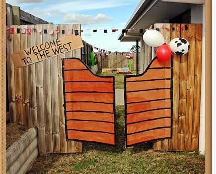 Country / Western / Velho Oeste / Festa / Decoração / Faroeste Outdoor Cowgirl Birthday Party, Western Rodeo Party Theme, Diy Western Birthday Decorations, Western Theme Decorations Diy, Country Western Party Decorations Diy, Diy Rodeo Birthday Decor, Cardboard Saloon Doors, Wild West Balloon Arch, Rodeo Theme Party Games