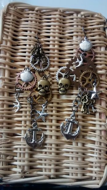 Picture of Steampunk Pirate earrings Kids Pirate Costumes, Makeup Pirate, Pirate Costume Couple, Diy Pirate Costume For Kids, Pirate Earrings, Steampunk Train, Homemade Pirate Costumes, Pirate Ideas, Pirate Costume Kids