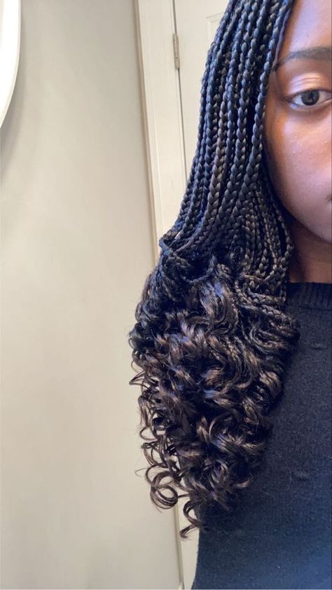 Micro Braids With Curls At The End, Shoulder Length Box Braids With Curls, Curly Braids Ends, Short Length Box Braids, Short Box Braids With Curly Ends, Small Box Braids With Curly Ends, Short Curly Box Braids, Short Curly Braids, Shoulder Length Braids