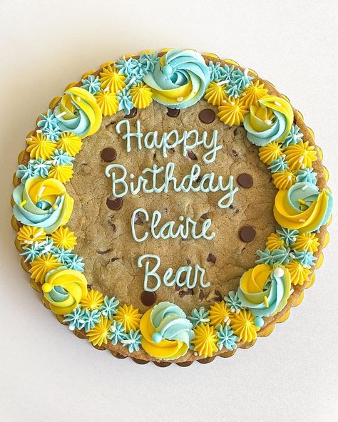 Did you know I offer two different styles of cookie cakes? My Classic cookie cake is $25 and comes with a border and a message—or zhuzh it up and add custom cookies on top with my Deluxe cookie cake for $40! #tiffanysbuttercreamdreams #sugarcookiemarketing #sacramentocookies #carmichaelcookies #fairoakscookies #citrusheightscookies #rosevillecookies #buttercreamcookies #sacramentocookiecake #cookiecake Cookie Cake Borders, Custom Sugar Cookies, Cake Borders, Cake Writing, Cookie Cakes, Blue Cookies, White Cookie, Do You Know Me, Classic Cookies