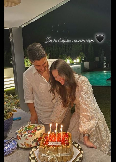 Birthday Copul Pic, Couple Poses For Birthday, Couple Bday Pics, Birthday Couple Photoshoot, Birthday Couple Pic, Couple Birthday Pictures, Birthday Couple, Couple Birthday, Cute Birthday Pictures