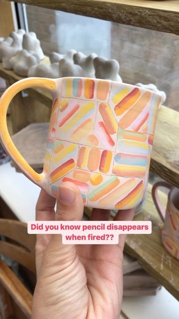 Easy Designs To Paint On Pottery, Pottery Painting Ideas Easy, Mug Ideas, Diy Pottery Painting, Colorful Pottery, Painted Pots Diy, Paint Your Own Pottery, Hand Painted Mugs, Pottery Painting Designs