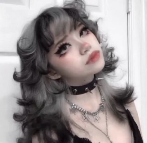 Ig:vendetta.v1_ Short Grunge Hair, Goth Hair, Hair Inspiration Short, Grunge Goth, Alternative Hair, Fluffy Hair, Dye My Hair, Hair Reference, Hair Inspiration Color