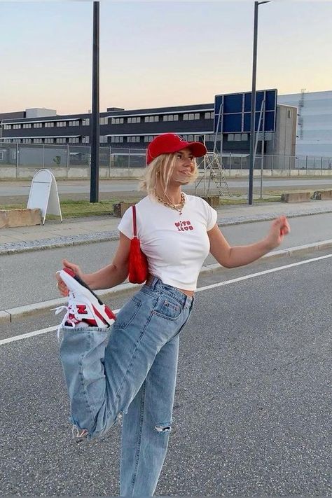 Red is the FALL COLOR!!! White Cap Outfit, Red Cap Outfit, Baseball Tee Outfits, Cap Outfit Summer, Cap Outfits For Women, Red And White Outfits, New Balance Outfit, Mode Inspo, Fits Inspo