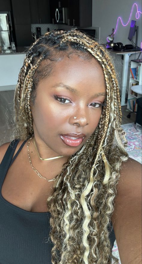 black girl with blonde and brown knotless bohemian mermaids Blonde Knotless Boho, Blonde Knotless Boho Braids, Knotless Boho Braids, Blonde Knotless, Mermaid Braids, Boho Mermaid, Mermaid Braid, Pretty Braided Hairstyles, Braids With Curls