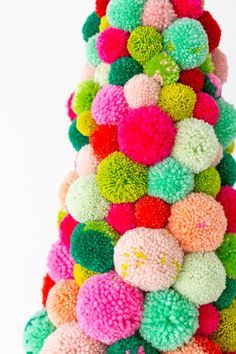 Diy Pom Pom Tree, How To Make Tassel Christmas Tree, Diy Pom Pom Crafts, Colorful Christmas Diy, Retro Christmas Diy, Colorful Christmas Tree Decorations, Diy Retro Christmas Decor, Diy Yarn Christmas Tree, Pom Pom Santa