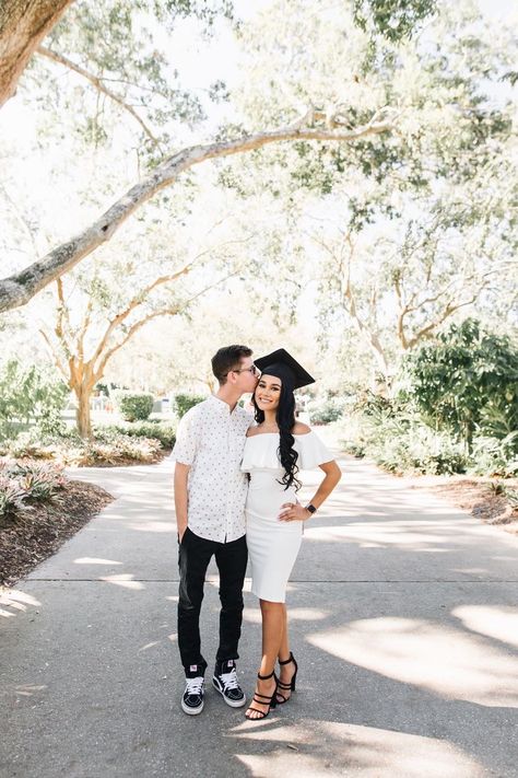 Graduation Pictures With Boyfriend, Foto Graduation, Couple Graduation Pictures, Neels Visser, High School Graduation Pictures, Ivan Martinez, Nursing Graduation Pictures, Cap And Gown Pictures, College Graduation Photoshoot