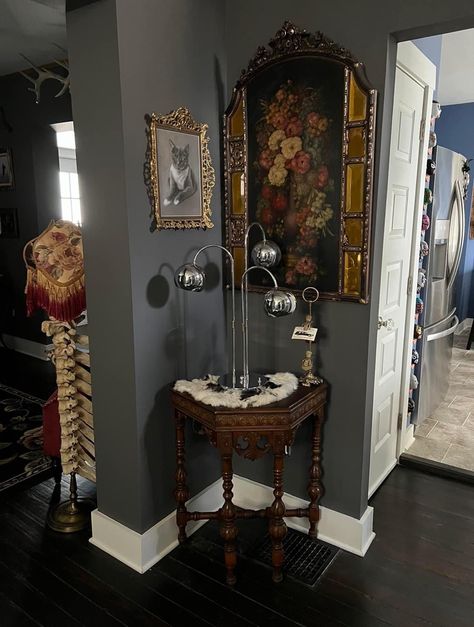 Dark Home Aesthetic, Edwardian Homes, Bed Makeover, Sweet Home Style, Lion's Den, Dark Vintage, Dark Home Decor, Vintage Room Decor, Casa Vintage